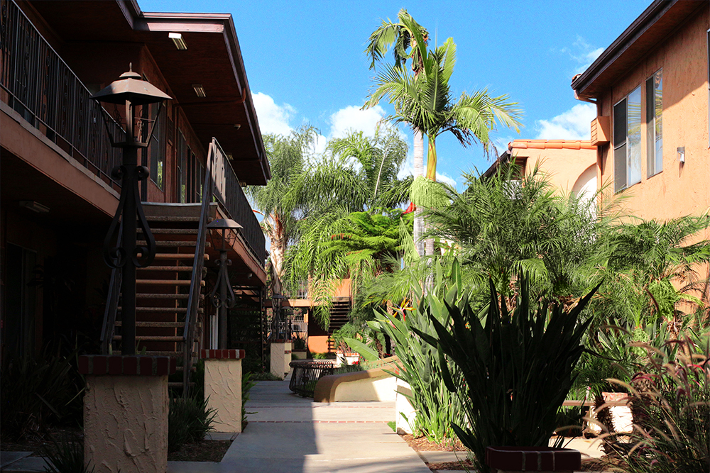 This image displays swimming pool photo of Sunset Pointe Apartment Homes 